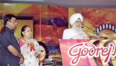 Giani Gurdit Singh addressing the gathering after receiving Doordarshan Panj Pani Sanman 2005 for contribution to Punjabi Heritage and culture at Phagwara, near Jalandhar, on Saturday May 29